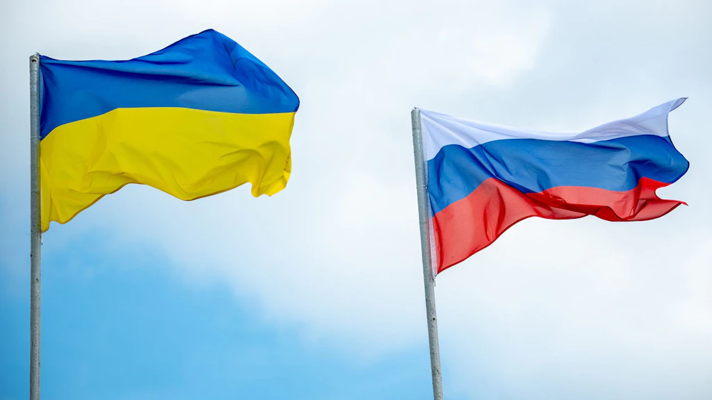 Le bandiere ucraine e russe sventolano al vento
