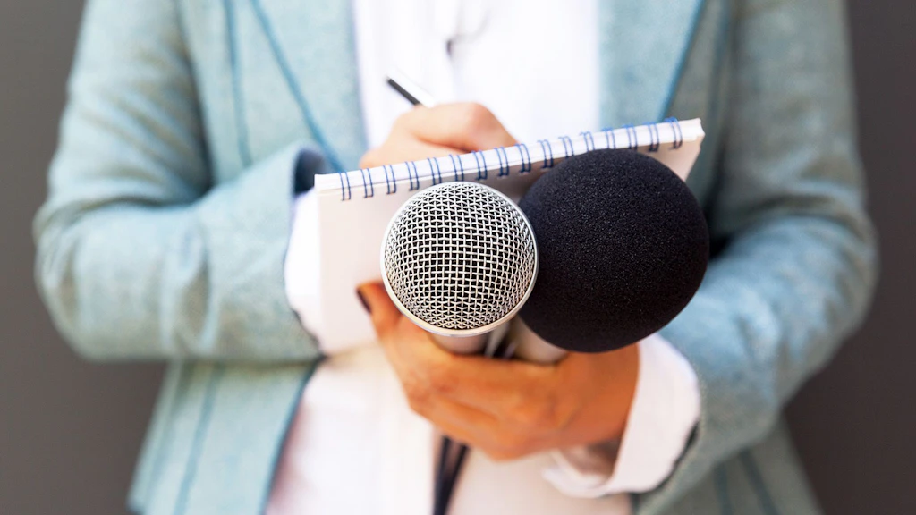 Selbständige Journalistin mit Notizblock
