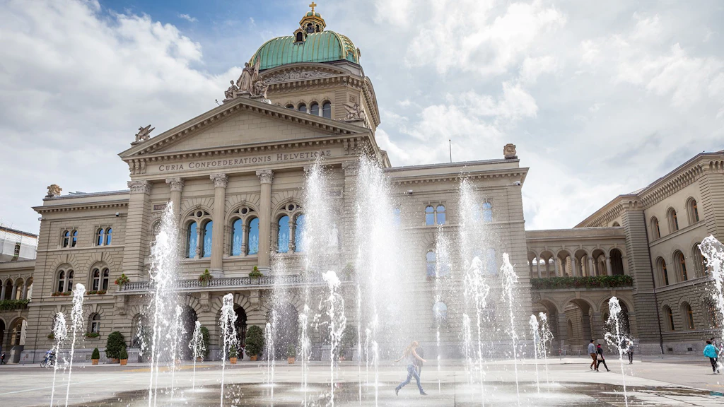Bundeshaus hinter Wasserfontänen