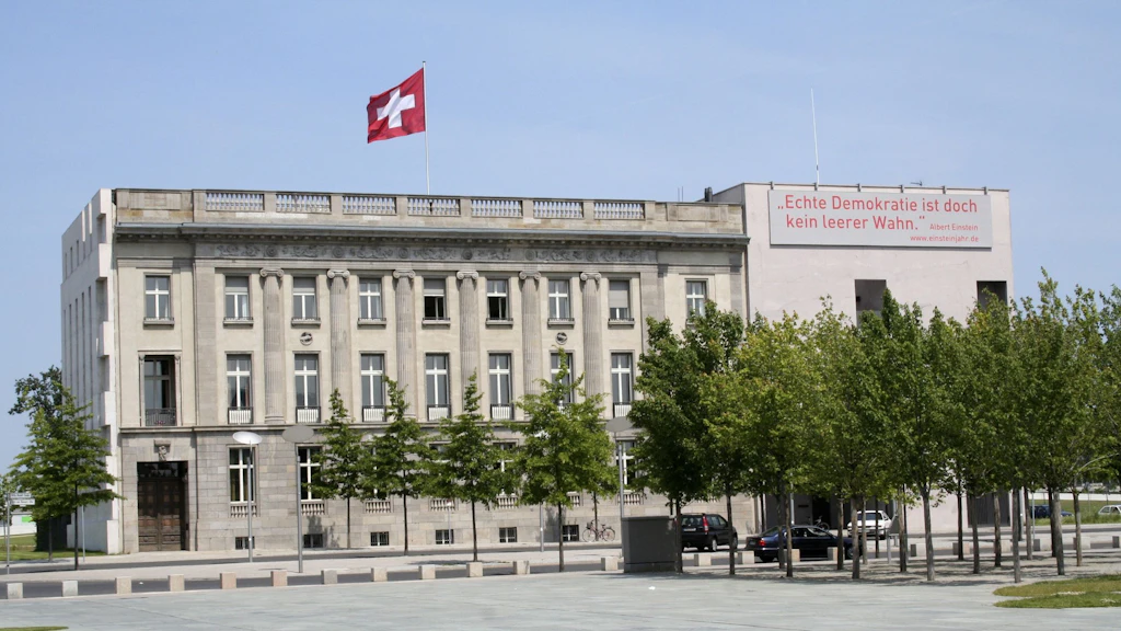 Ein Gebäude der Schweizer Botschaft mit Flagge.