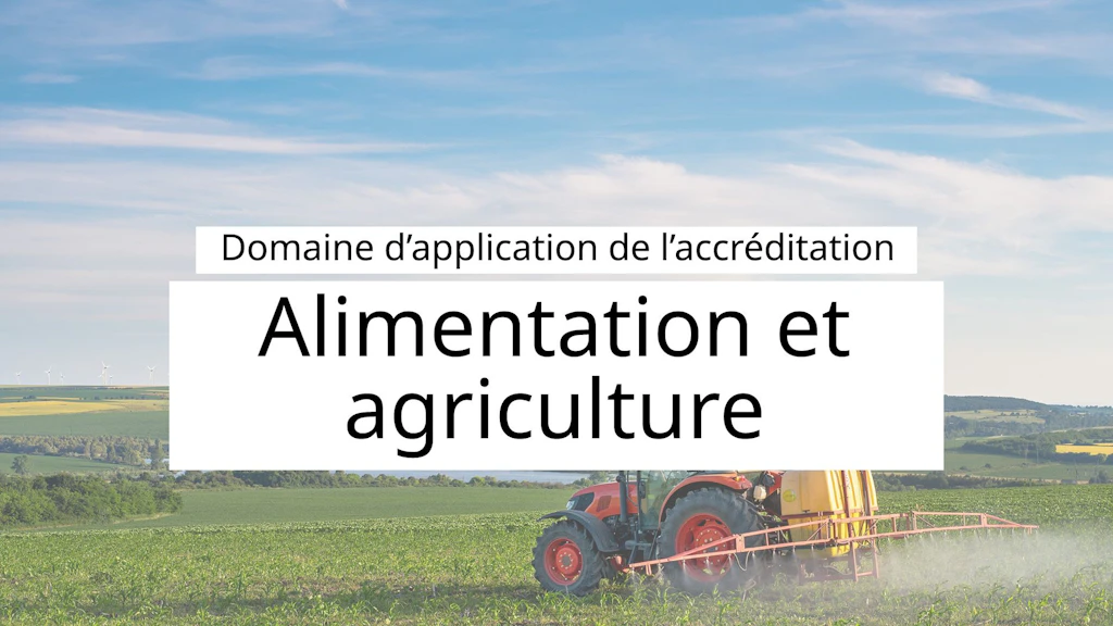 Un tracteur roule dans un vaste champ et épand des produits de protection des cultures.