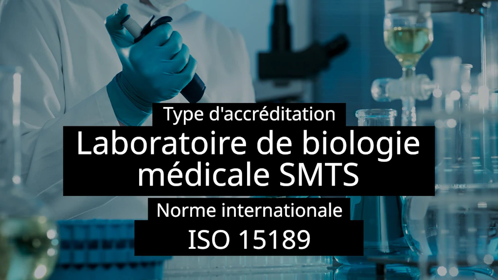Un technicien de laboratoire, portant des gants en latex bleus, verse à l'aide d'une pipette le contenu d'un flacon dans un petit récipient en verre