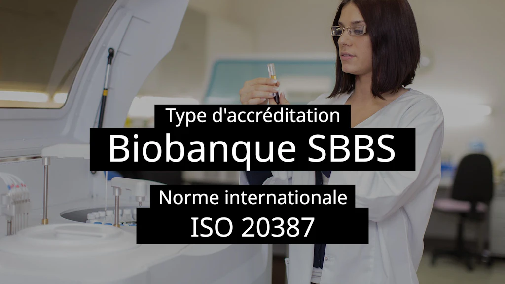Technicienne de laboratoire au travail dans son laboratoire, avec un tube à essai