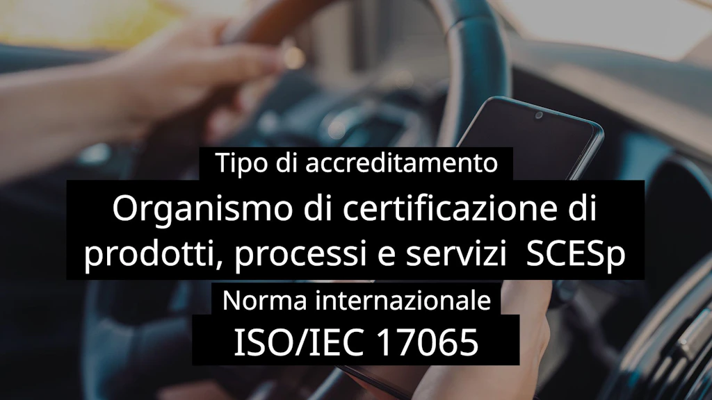 In auto - Inquadratura: le mani di una persona con il volante in una mano e uno smartphone nell'altra