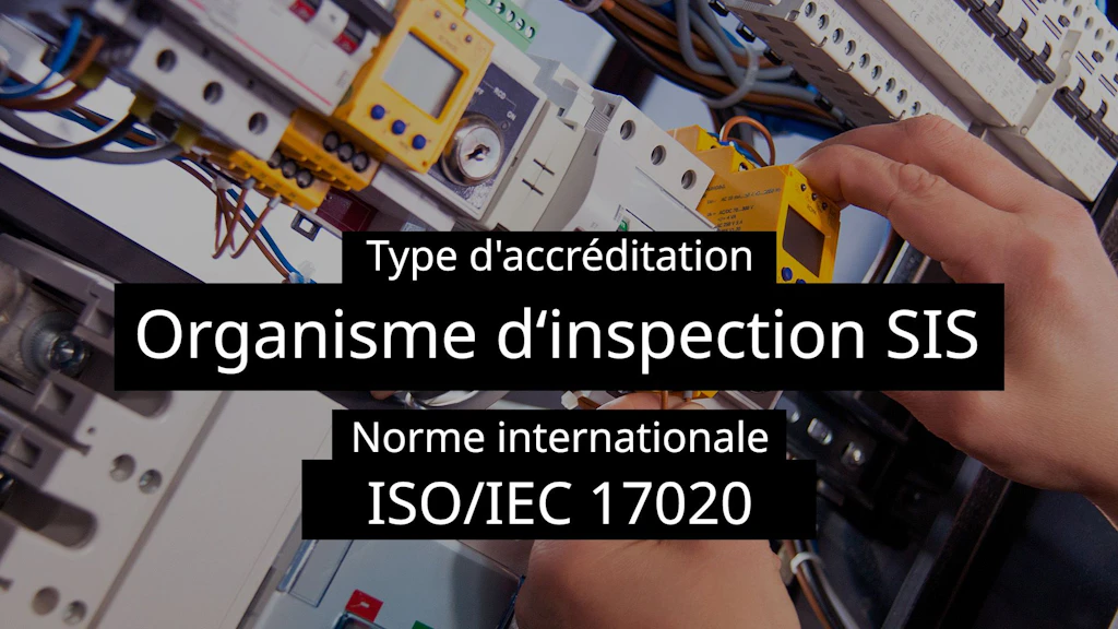 Des mains humaines travaillant sur un tableau électrique