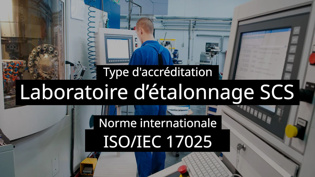 Un homme vêtu d'une combinaison de travail bleue se tient devant un grand écran dans un laboratoire technique moderne et analyse les informations.