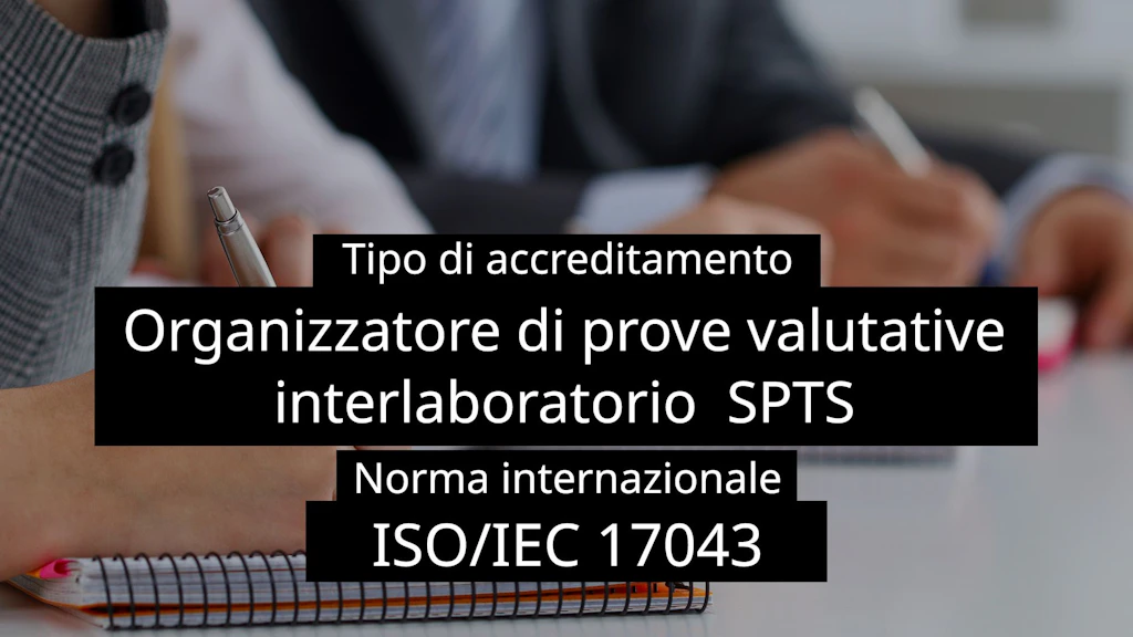 Mani umane che prendono appunti su un quaderno con una penna