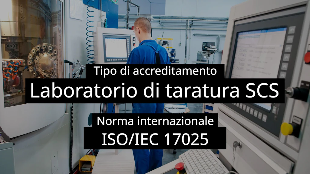 Un uomo in tuta da lavoro blu è in piedi davanti a un grande schermo in un moderno laboratorio tecnico e sta analizzando le informazioni.