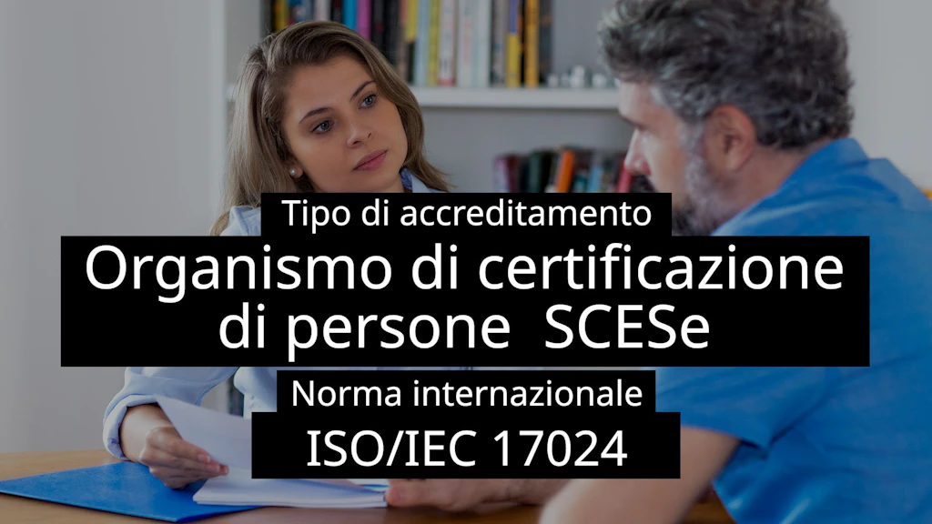 Una donna e un uomo seduti a conversare con dei documenti in mano – sullo sfondo una libreria
