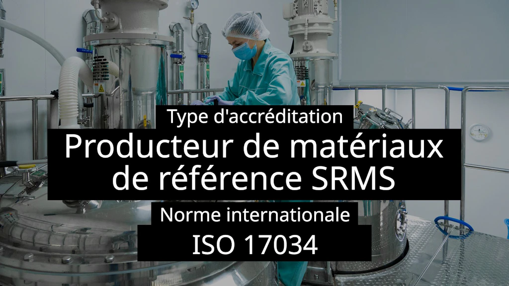 Une employée vêtue d'une tenue de protection, d'une charlotte et d'un masque travaille sur une ligne de remplissage dans une usine de production moderne