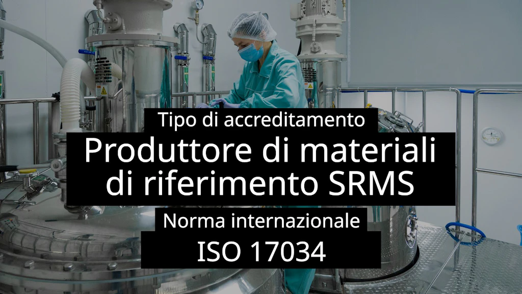 Una dipendente in tenuta protettiva, con cuffia e mascherina, lavora in un moderno stabilimento di produzione presso un impianto di riempimento