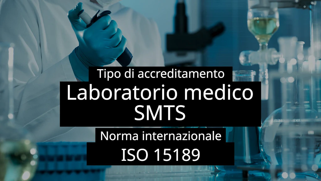 Un tecnico di laboratorio con guanti blu in un laboratorio versa qualcosa in una provetta con una pipetta