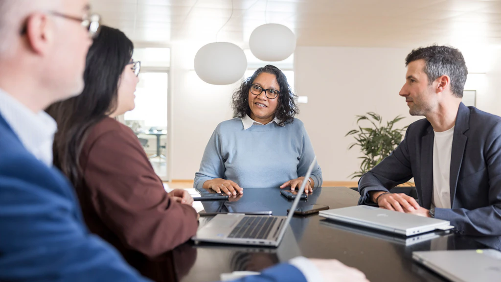Un team di quattro persone durante una riunione di lavoro