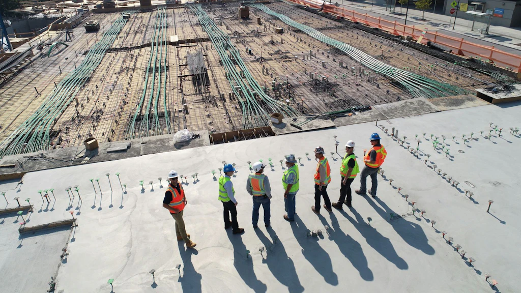 Arbeiter auf einer Betondecke im Hintergrund Baustelle