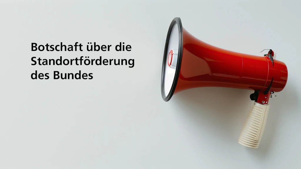 Ein rotes Megafon liegt auf einem hellen Hintergrund. Links daneben steht der Text: Botschaft über die Standortförderung des Bundes.