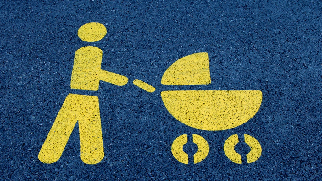 Gelbes Piktogramm einer Person, die einen Kinderwagen schiebt