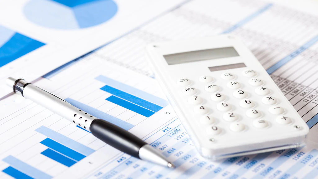 Statistisches Dokument mit Taschenrechner und Kugelschreiber