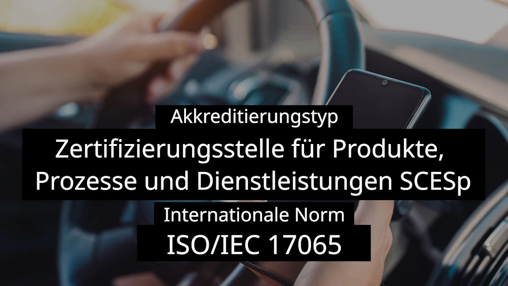Im Auto - Ausschnitt 2 Hände eines Menschen mit Steuerrad in der einen und einem Smartphone in der andern