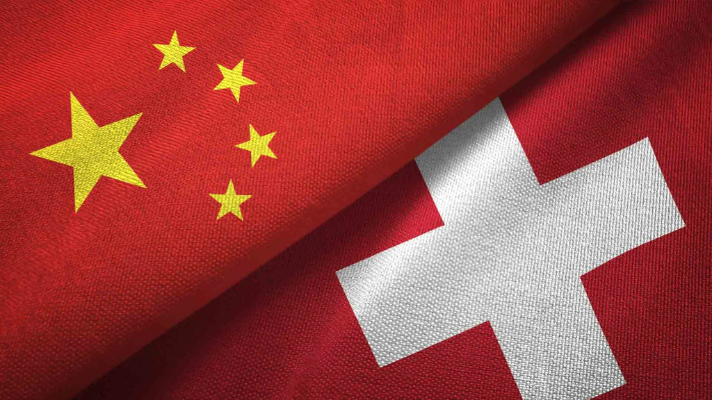 Zusammengefaltete Flaggen von China und der Schweiz