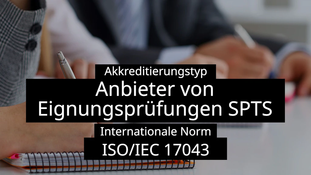 Menschliche Hände mit Stift die etwas in einem Notizbuch notieren
