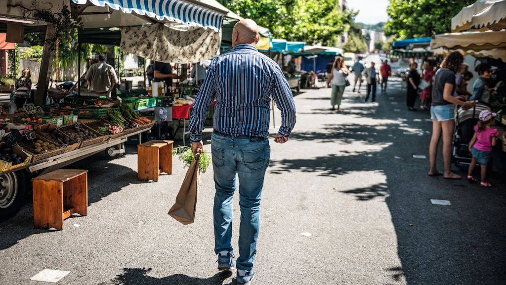 Der Sternekoch Philippe Chevrier beim Einkauf von lokalen Koestlichkeiten auf dem Markt in Carouge. The star chef Philippe Chevrier shopping for local delicacies at the market in Carouge.
