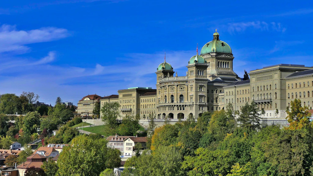 Die Rückseite des Bundeshaus an einem sonnigen Tag.