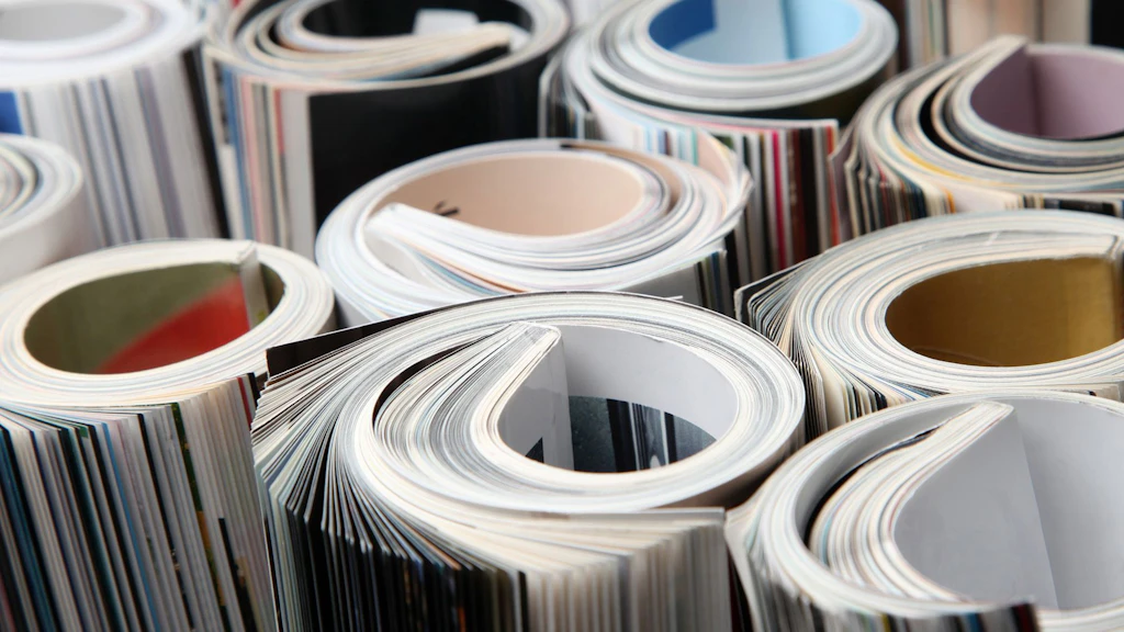 Mehreren eingerollten Zeitschriften nebeneinanderstehend