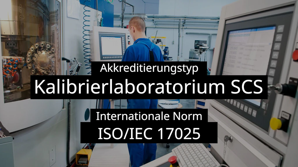 Ein Mann in blauer Arbeitskleidung steht in einem modernen technischen Labor vor einem großen Bildschirm und analysiert die Informationen.