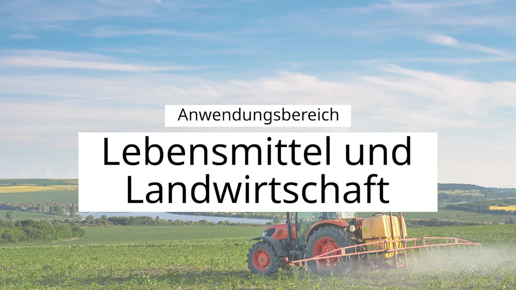 Ein Traktor fährt auf einem weiten Feld und bringt Pflanzenschutzmittel aus