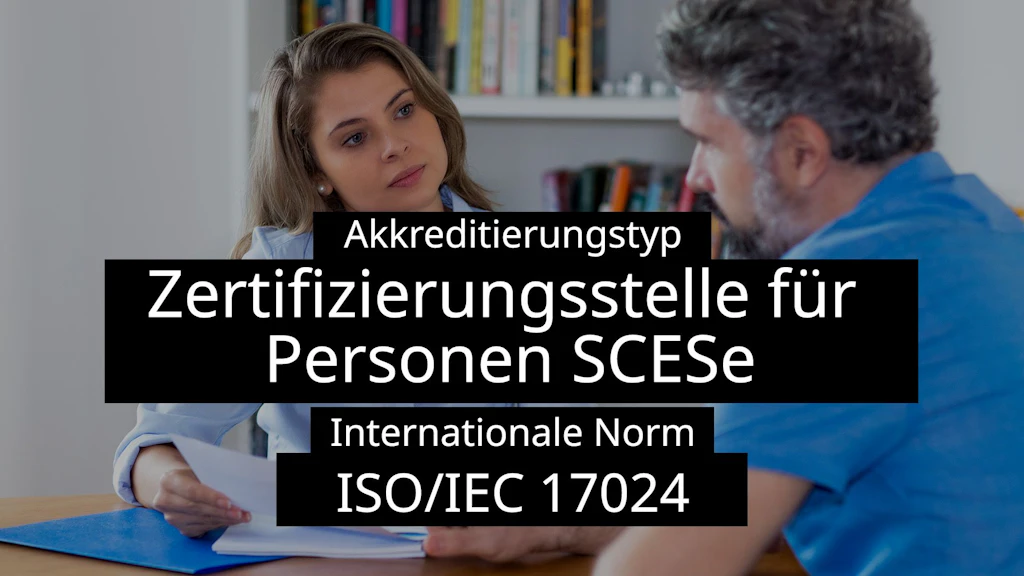 Eine Frau und ein Mann im Gespräch sitzend mit Unterlagen in der Hand - im Hintergrund ein Bücherregal