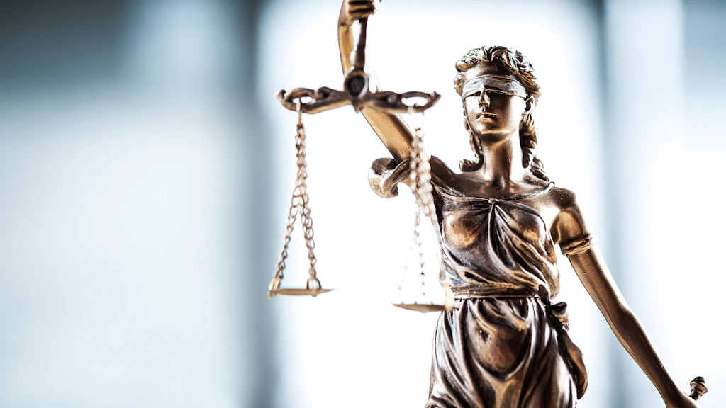 Statue der Justitia mit Augenbinde, Waage und Schwert
