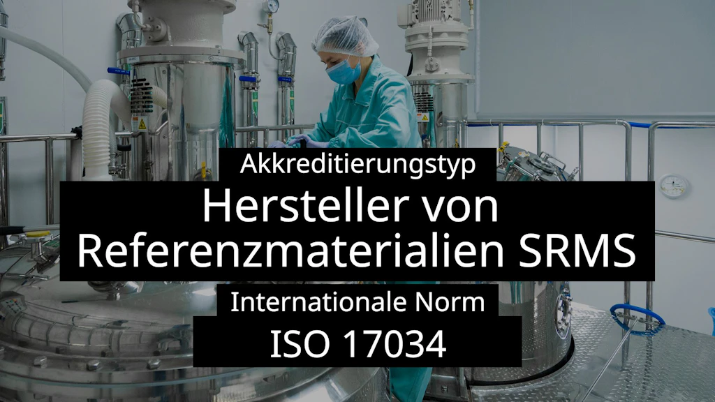 Eine Mitarbeiterin in Schutzkleidung, Haube und Mundschutz arbeitet in einer modernen Produktionsstätte an einer Abfüllanlage