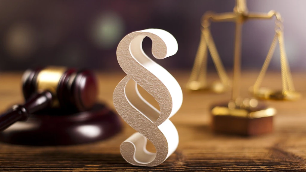 Paragraphenzeichen, Richterhammer und Waage