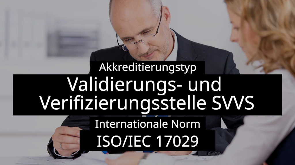 Sitzender Mann mit Brille studiert mit einer Frau - ebenfalls sitzend - Dokumente 