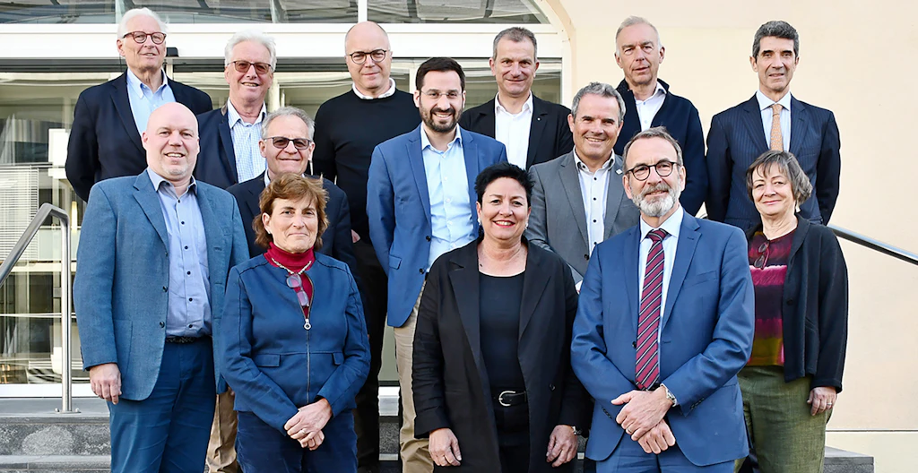 Les 14 membres du Forum des PME se trouvent devant la porte d'entrée du SECO