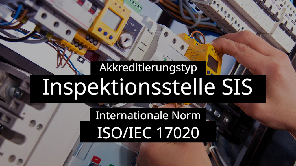 Menschliche Hände die an einem Elektrotableau arbeiten