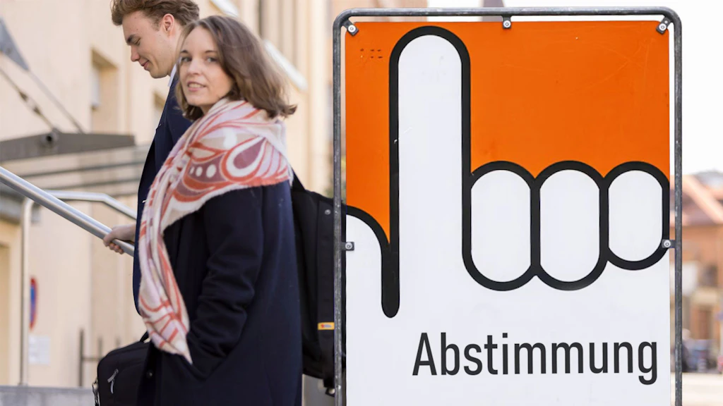 Zwei Personen schreiten zur Abstimmung