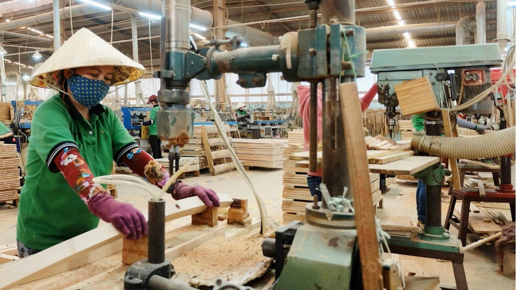 Woman wearing a protective mask in a carpentry workshop.