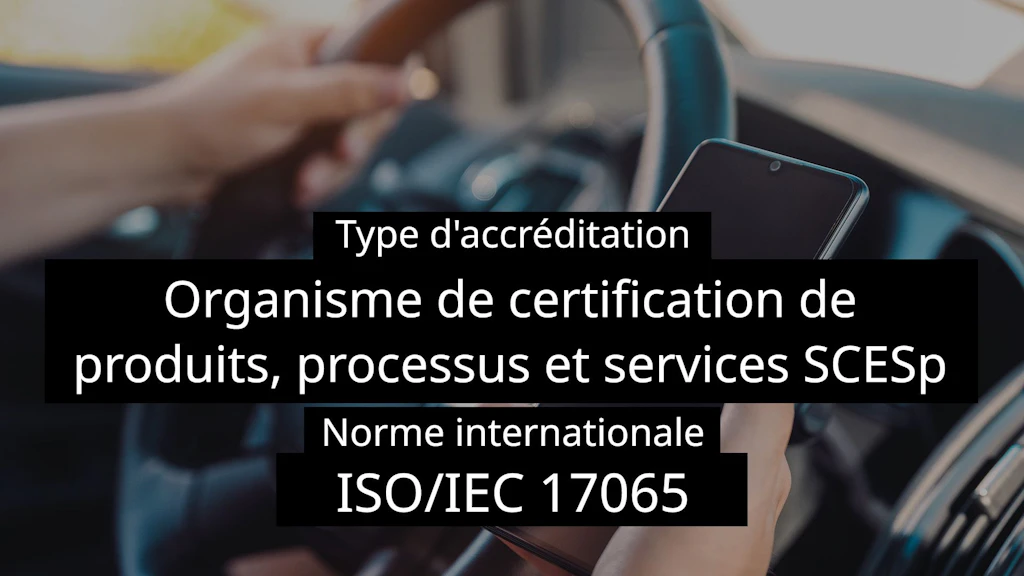 Dans la voiture - Gros plan sur les deux mains d'une personne, l'une sur le volant et l'autre tenant un smartphone