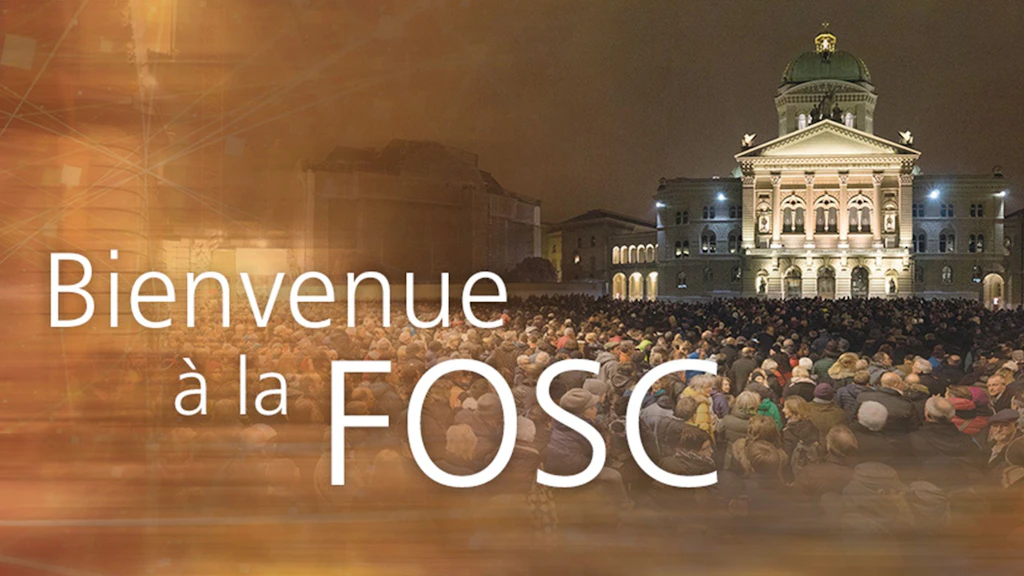 Texte « Bienvenue au FOSC». En arrière-plan, une foule rassemblée devant le Palais fédéral.