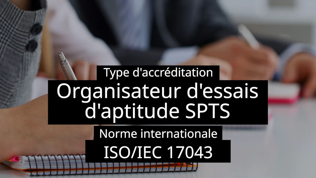 Des mains tenant un stylo et prenant des notes dans un cahier