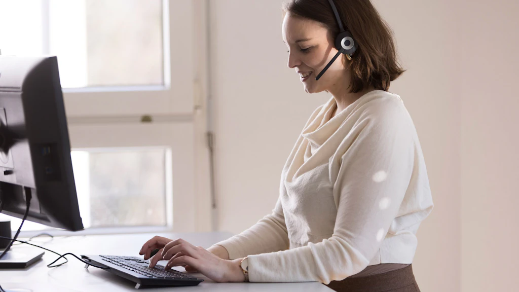 Une femme téléphone à sa place de travail