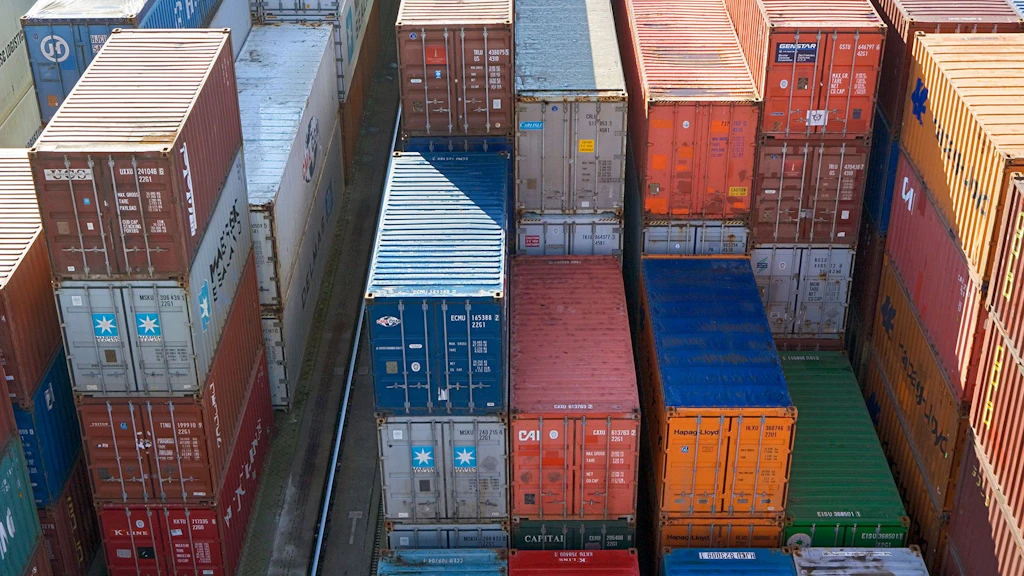 Conteneurs de marchandises dans le port de Bâle