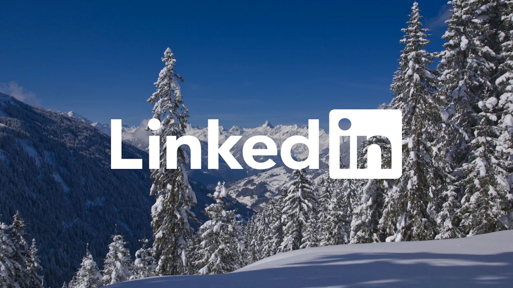 Paysage enneigé en Suisse avec le logo LinkedIn au premier plan.