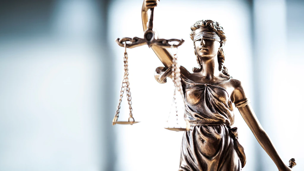 Statue de la Justice, avec un bandeau sur les yeux, une balance et une épée