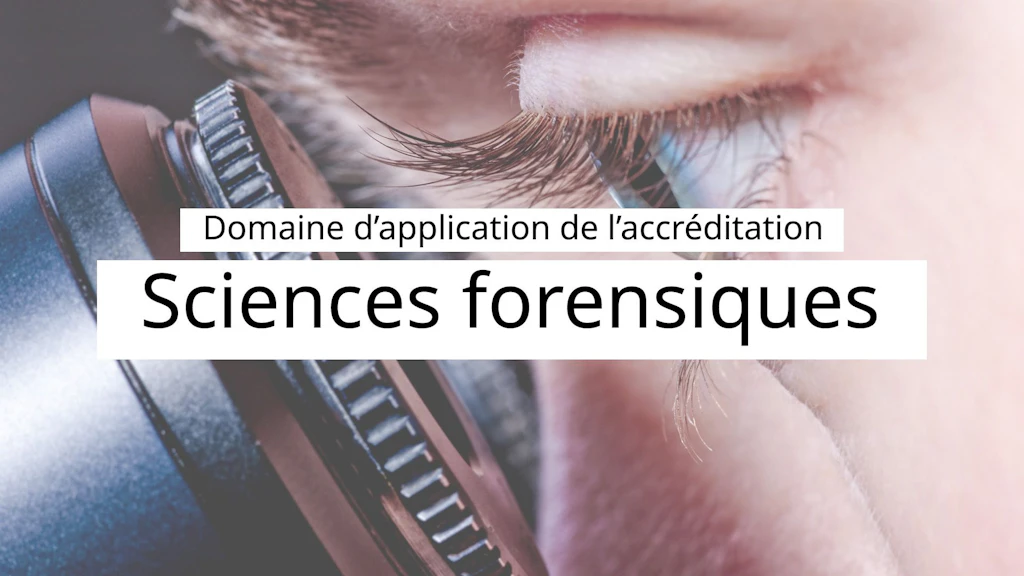 L'œil d'une personne regardant dans un microscope