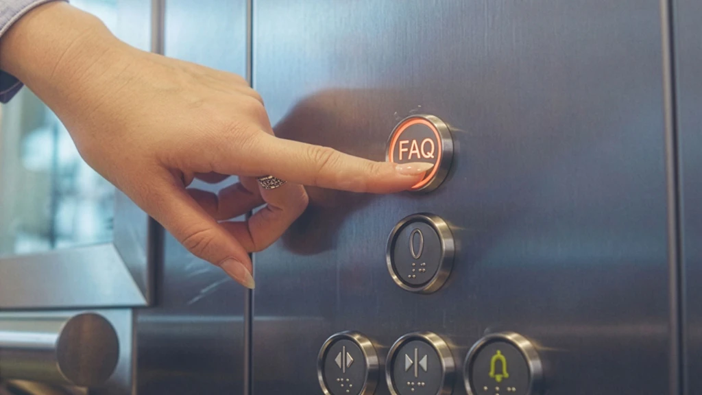 Une femme appuie sur le bouton de l’étage dans un ascenseur.