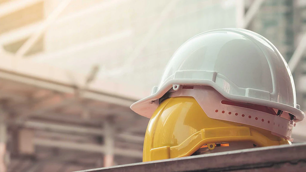Due caschi in un cantiere