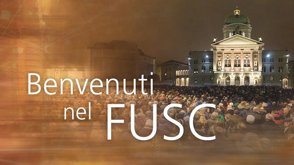 Testo «Benvenuti allo FUSC». Sullo sfondo, una folla davanti al Palazzo federale.