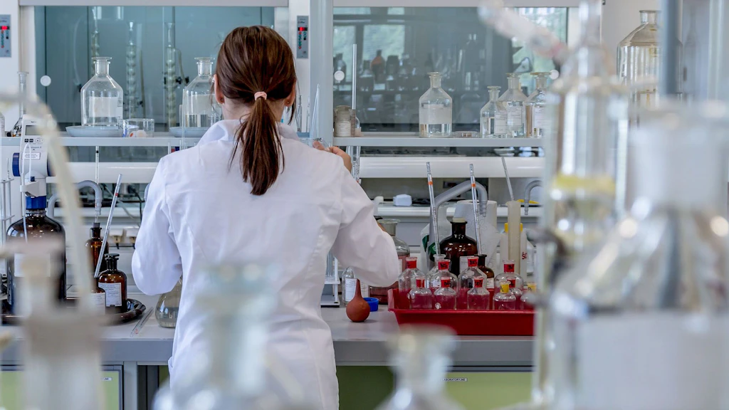 Una tecnico di laboratorio nel laboratorio.